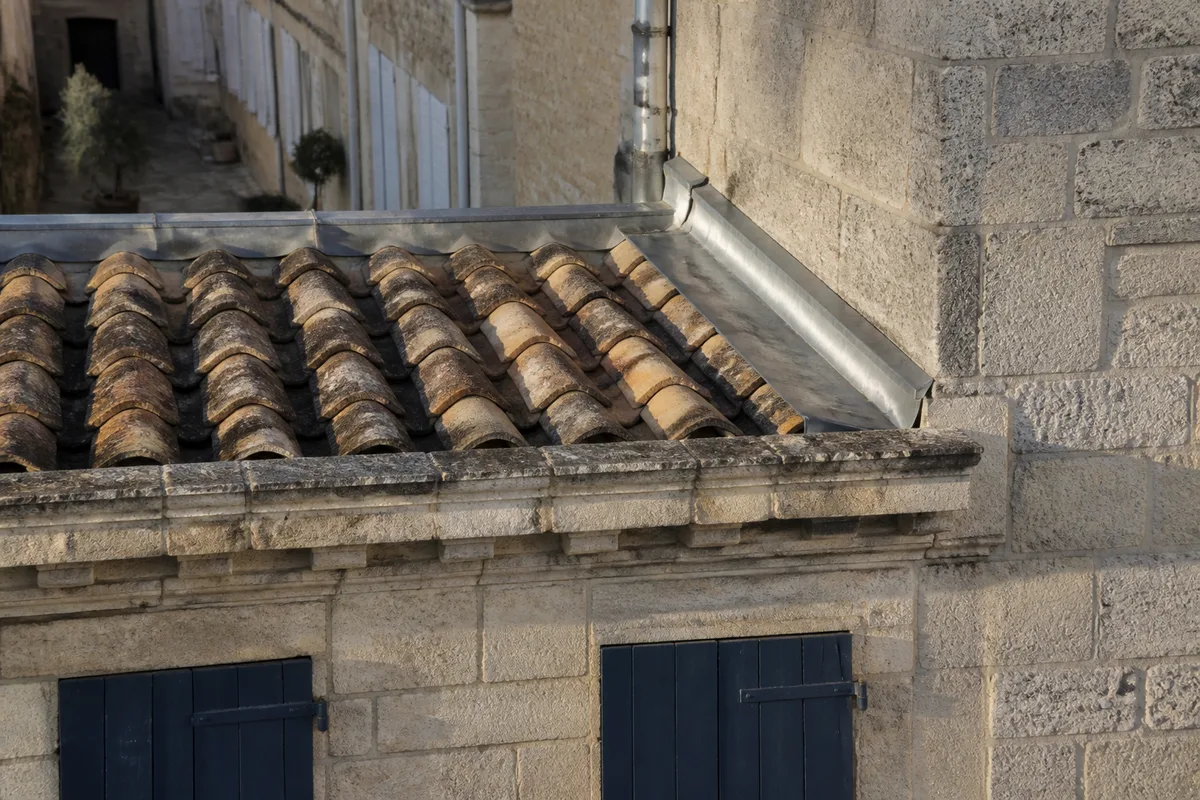 Toitures de tuile canal du centre ancien de La Rochelle vues depuis les hauteurs du Vieux-Port