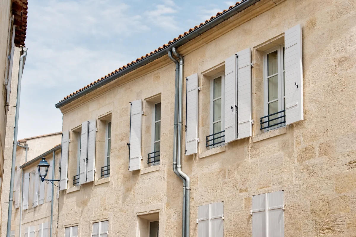 Gouttières et descentes à Rochefort : pose et réparation